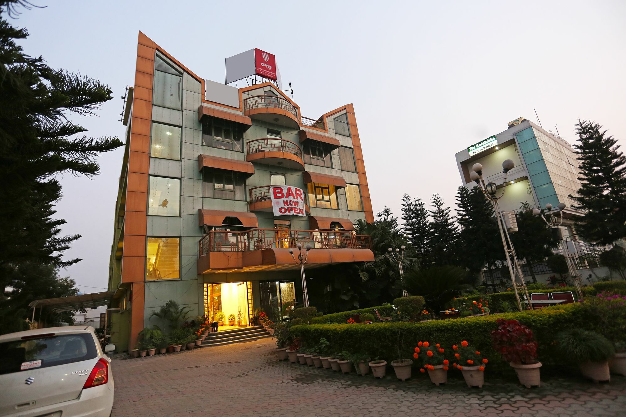 Oyo 10072 Hotel Amrit Regency Dehradún Kültér fotó